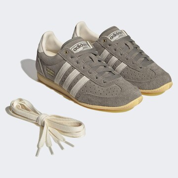 ADIDAS ORIGINALS - Sapatilhas baixas 'Japan' em cinzento