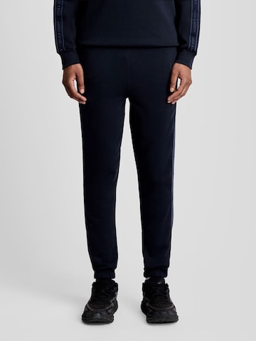 Lyle & Scott Regular Chino Pants in Blue: front