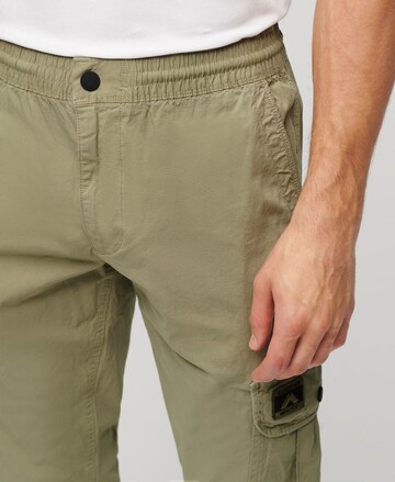 Regular Pantalon cargo Superdry en vert