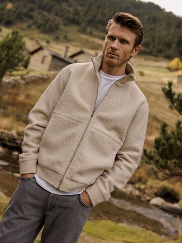 DAN FOX APPAREL Jopa na zadrgo 'Dominic' | bela barva