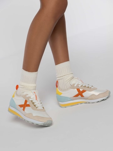 Sneaker low 'UM' de la MUNICH pe alb