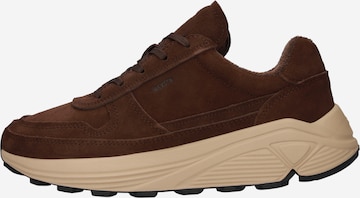 BLACKSTONE - Sapatilhas baixas 'V-Kilian EG595' em castanho: frente