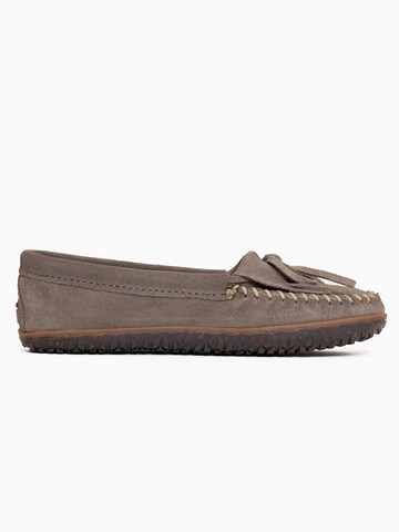 Mocasini 'Kilty' de la Minnetonka pe gri