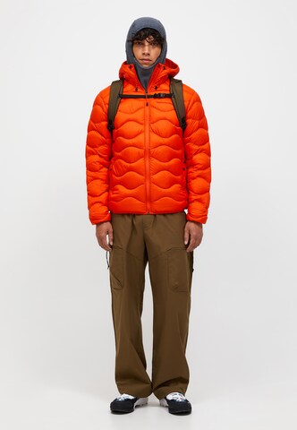 PEAK PERFORMANCE Between-Season Jacket in Orange: front