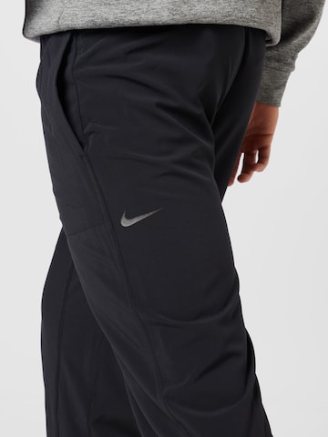 Effilé Pantalon de sport NIKE en noir