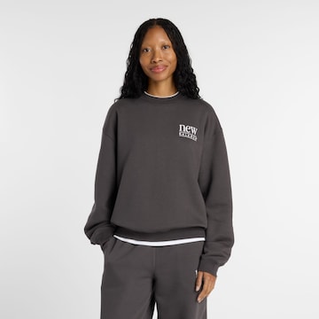 new balance Sweatshirt 'Reimagined' in Grijs: voorkant