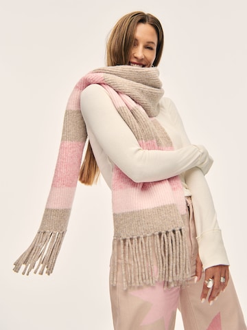 Kamila Šikl Scarf in Beige: front
