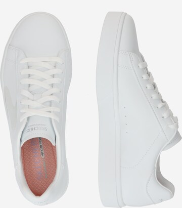 Baskets basses SKECHERS en blanc