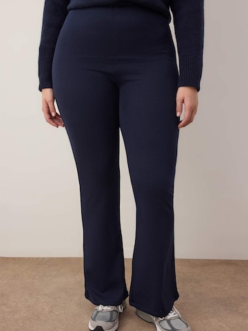 Trendyol Curve Bootcut Παντελόνι σε μπλε: μπροστά