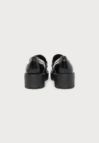 Chaussure basse 'YAAKO' GUESS en noir