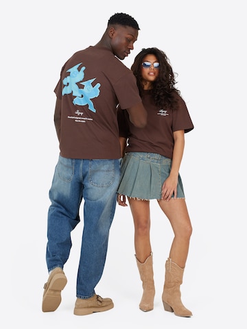 T-Shirt Legacy Studios en marron