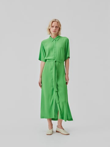 modström - Vestidos camiseiros 'Cash' em verde: frente