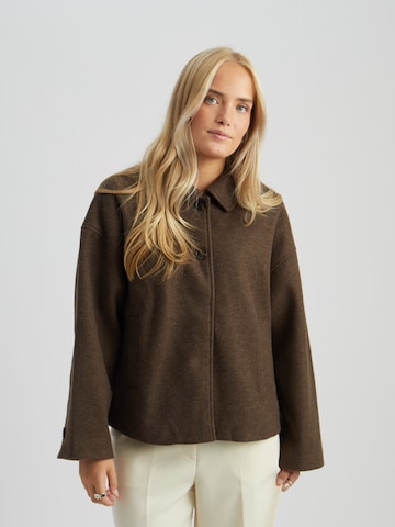 Veste mi-saison 'Cornelia' Peppercorn en marron : devant