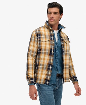 Coupe regular Chemise Superdry en jaune : devant