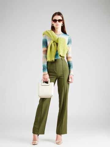 Regular Pantaloni cu dungă de la Trendyol pe verde