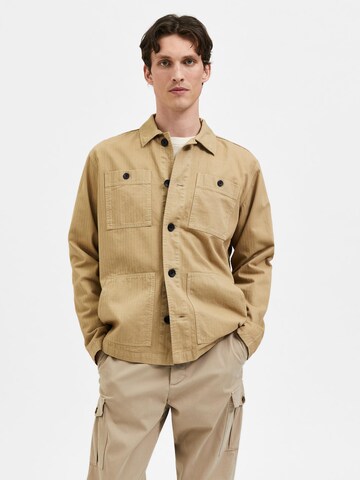 Coupe regular Chemise 'Tony' SELECTED HOMME en beige : devant