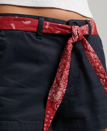 Superdry Regular Chinohose in Blau