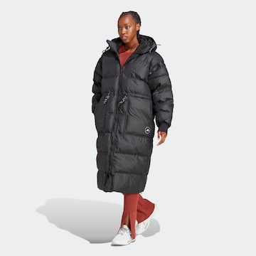 ADIDAS BY STELLA MCCARTNEY Wintermantel 'Long Padded Winter' in Zwart: voorkant