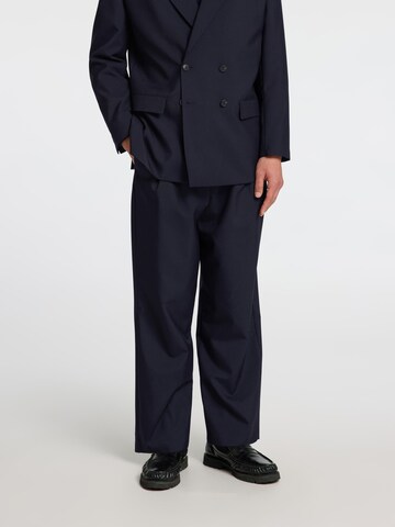 SELECTED HOMME Tapered Pleat-front trousers in Blue: front