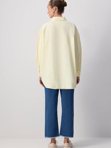 Touché Privé - Camiseta 'Oversized Poplin Shirt' en amarillo