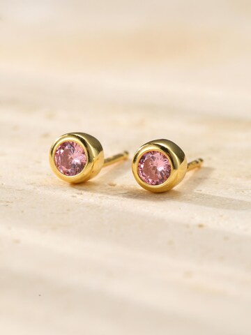 Orecchini 'Large Pink Bezel Cubic Zirconia' di Hey Happiness in oro