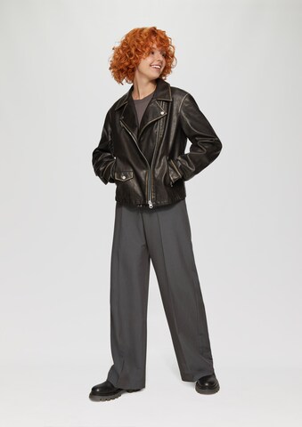 Wide leg Pantaloni con pieghe di QS in grigio: frontale