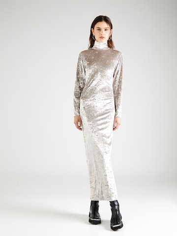 Robe de soirée Calvin Klein en gris : devant