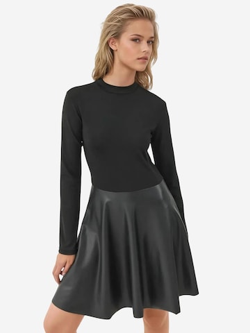 Hiccup Kleid in Schwarz: Vorderseite