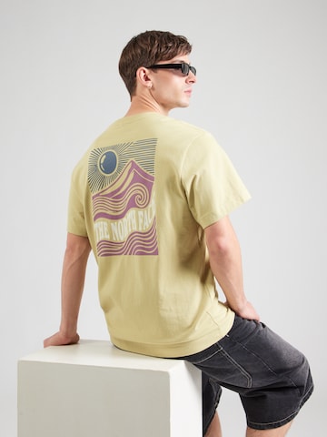 THE NORTH FACE T-Shirt 'MOUNTAIN ESCAPE' in Gelb: Vorderseite
