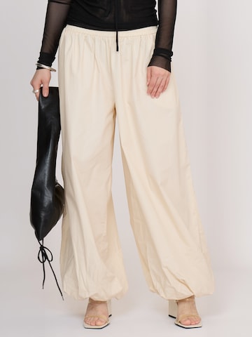Résumé Regular Trousers ' OzmaRS ' in White: front