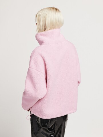 rozā UNFOLLOWED x ABOUT YOU Sportisks džemperis 'DREAMY ': no aizmugures