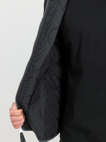 ALPHA INDUSTRIES Jacke 'Q-1' in Schwarz: Seite