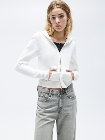 Pull&Bear Knit cardigan in White: front