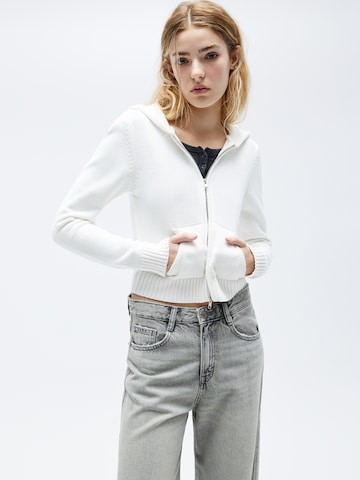 Cardigan Pull&Bear en blanc : devant