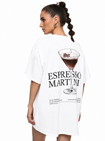 Worldclassca Oversized Shirt 'Espresso Martini' in White: front