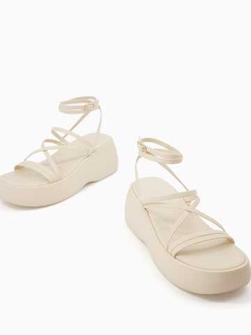 Bershka Sandalen met riem in Beige