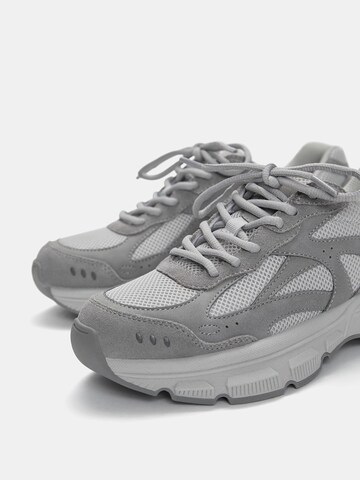 Sneaker bassa di Pull&Bear in grigio