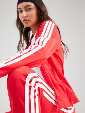 ADIDAS SPORTSWEAR Träningsdräkt 'Essentials' i röd