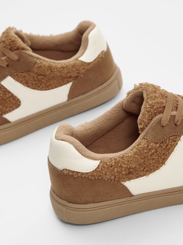 Sneaker bassa di bonprix in marrone