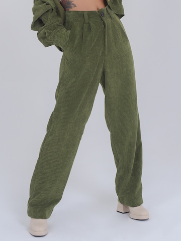 FRESHLIONS Wide leg Pleat-Front Pants 'Alma' in Green: front