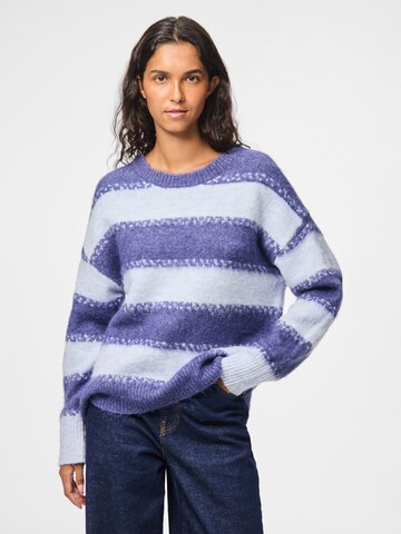 Pull-over 'PCMilla' PIECES en bleu : devant