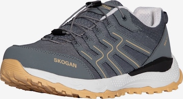 Sneaker bassa di SKOGAN in grigio: frontale
