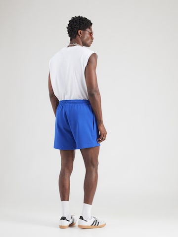 ADIDAS ORIGINALS Široke hlačnice Hlače 'ESS' | modra barva
