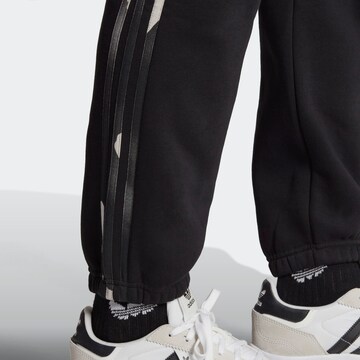 Tapered Pantaloni 'Graphics Camo Sweat' di ADIDAS ORIGINALS in nero