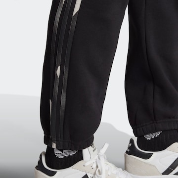 Effilé Pantalon 'Graphics Camo Sweat' ADIDAS ORIGINALS en noir