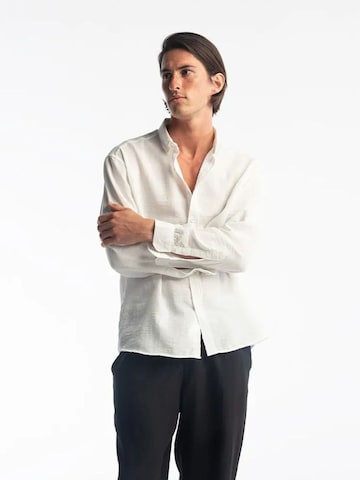 Giesto Button Up Shirt in White: front