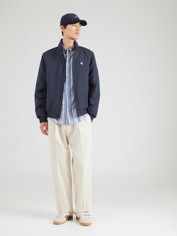 Calvin Klein Jeans Φθινοπωρινό και ανοιξιάτικο μπουφάν 'Harrington' σε μπλε