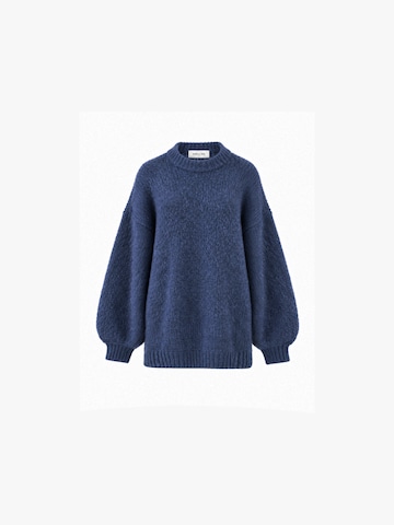 Pull-over oversize Kamila Šikl en bleu : devant
