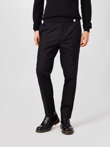 BURTON MENSWEAR LONDON Regular Trousers with creases in Black: front