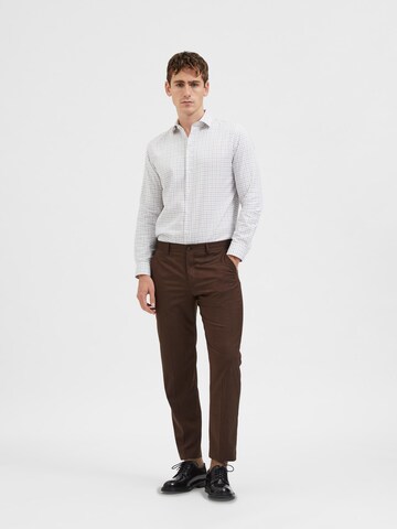 SELECTED HOMME Regular Chino trousers 'Logan' in Brown